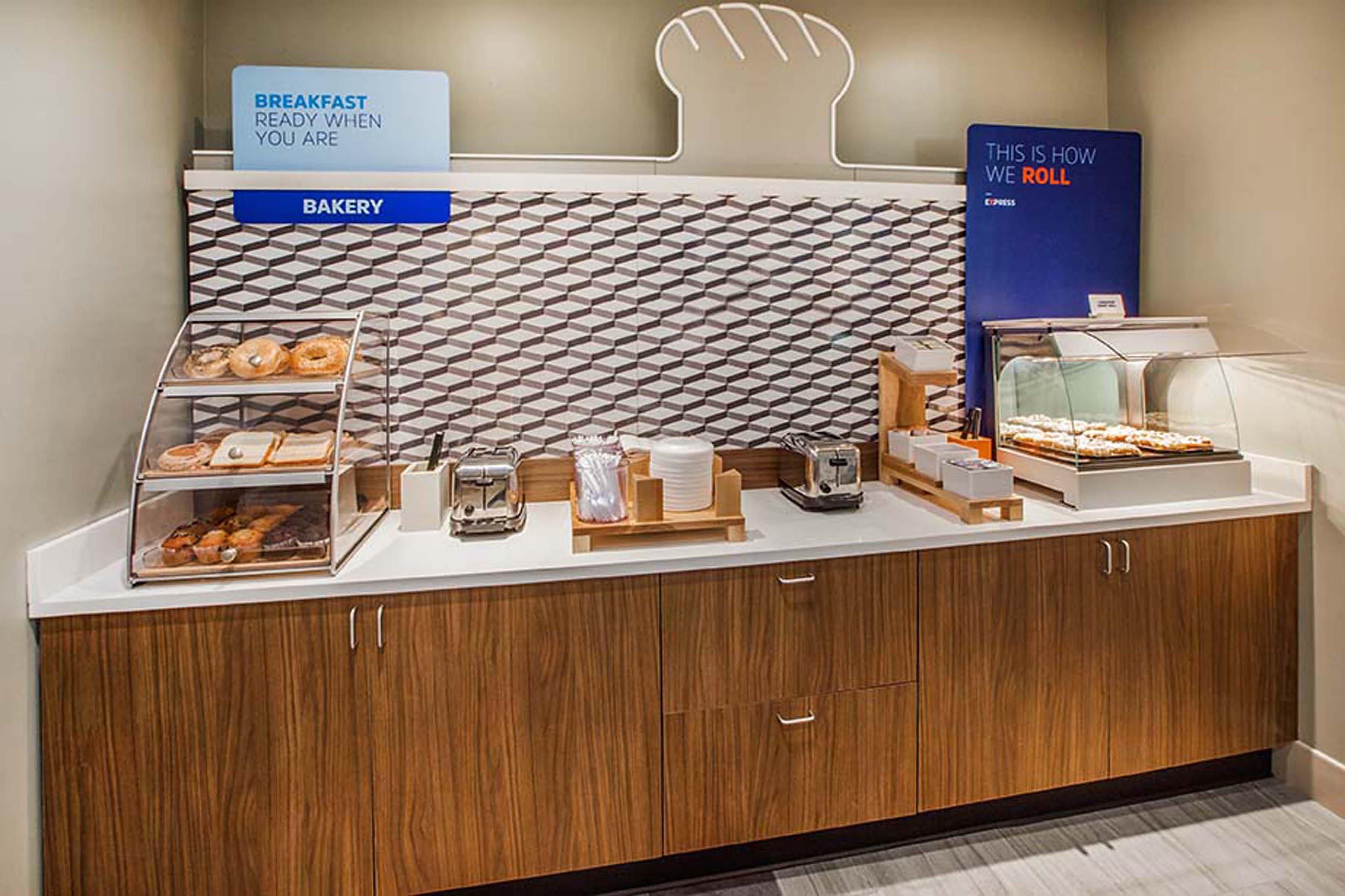 Holiday Inn Express Winnipeg Airport - Polo Park By Ihg Buitenkant foto