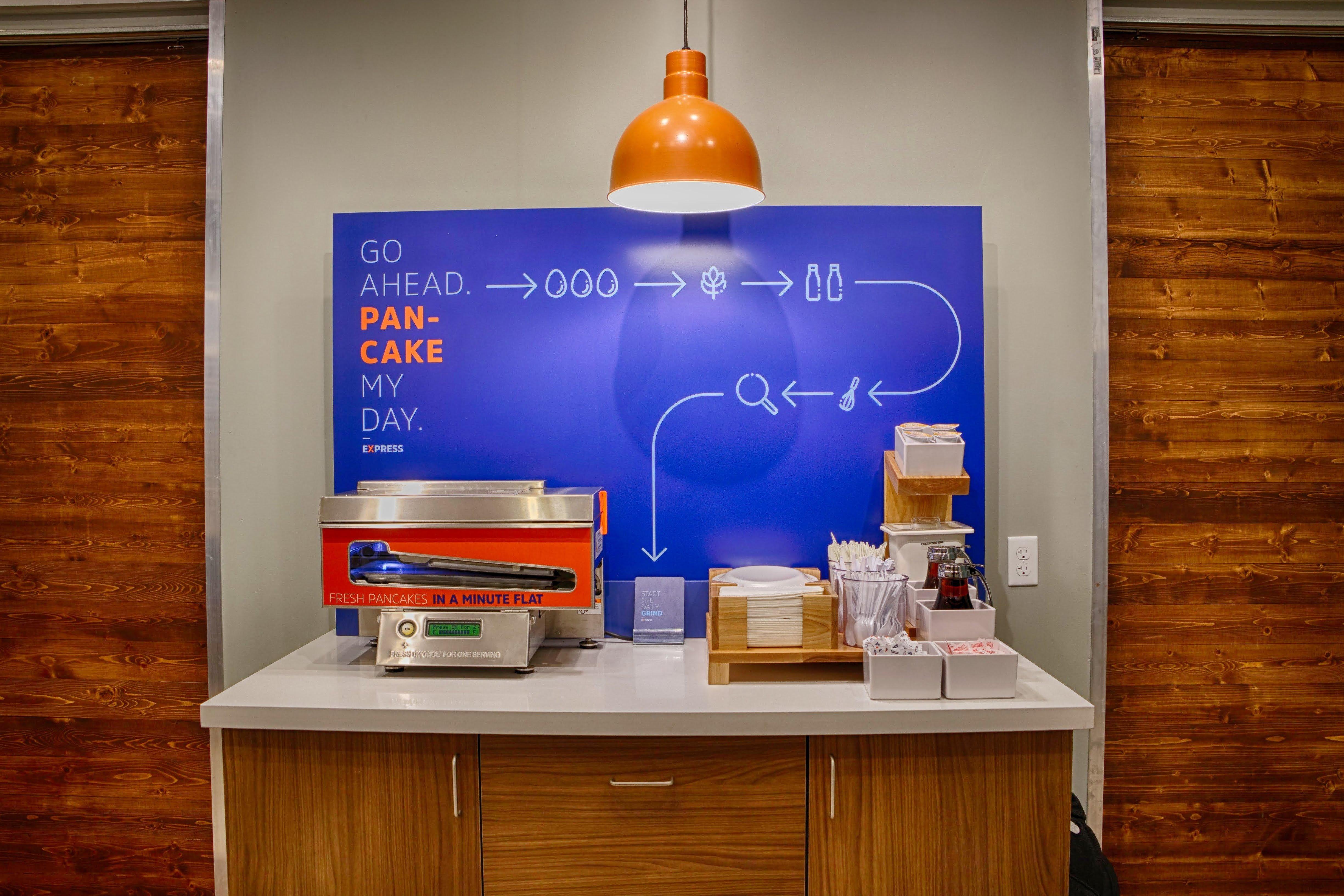 Holiday Inn Express Winnipeg Airport - Polo Park By Ihg Buitenkant foto
