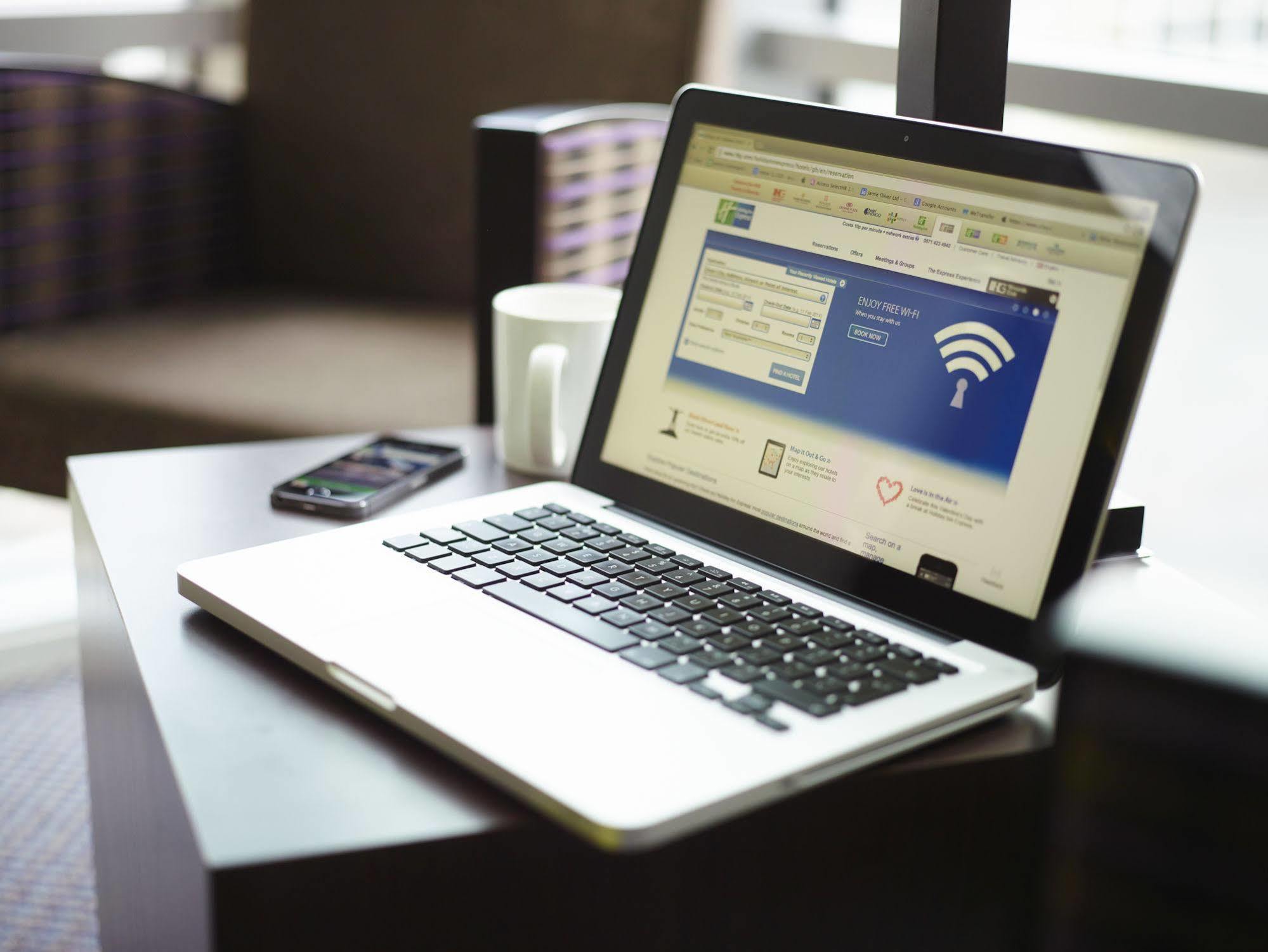 Holiday Inn Express Winnipeg Airport - Polo Park By Ihg Buitenkant foto