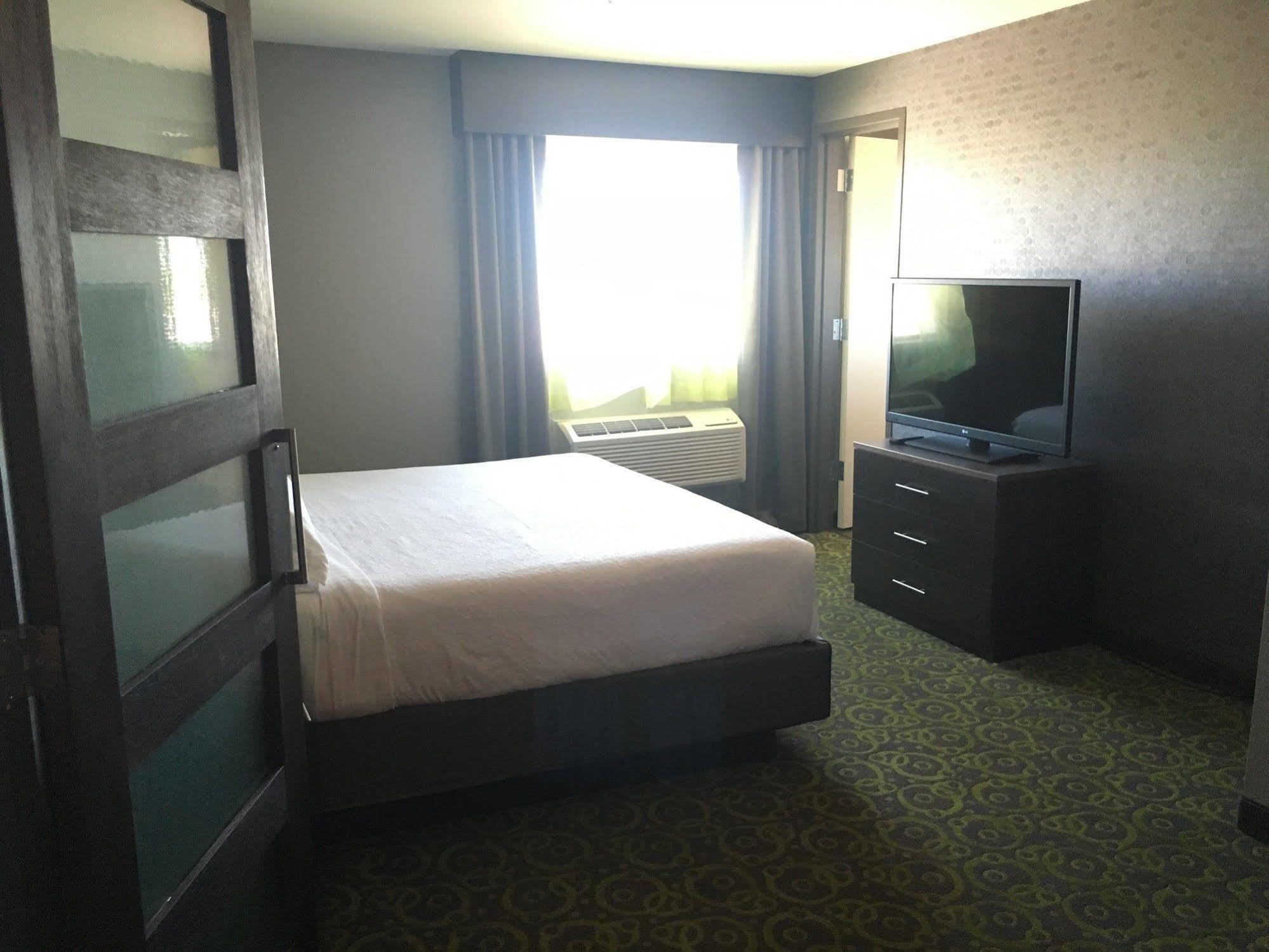 Holiday Inn Express Winnipeg Airport - Polo Park By Ihg Buitenkant foto