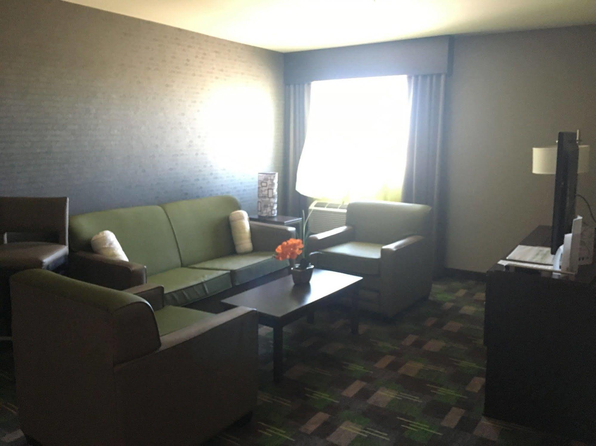 Holiday Inn Express Winnipeg Airport - Polo Park By Ihg Buitenkant foto