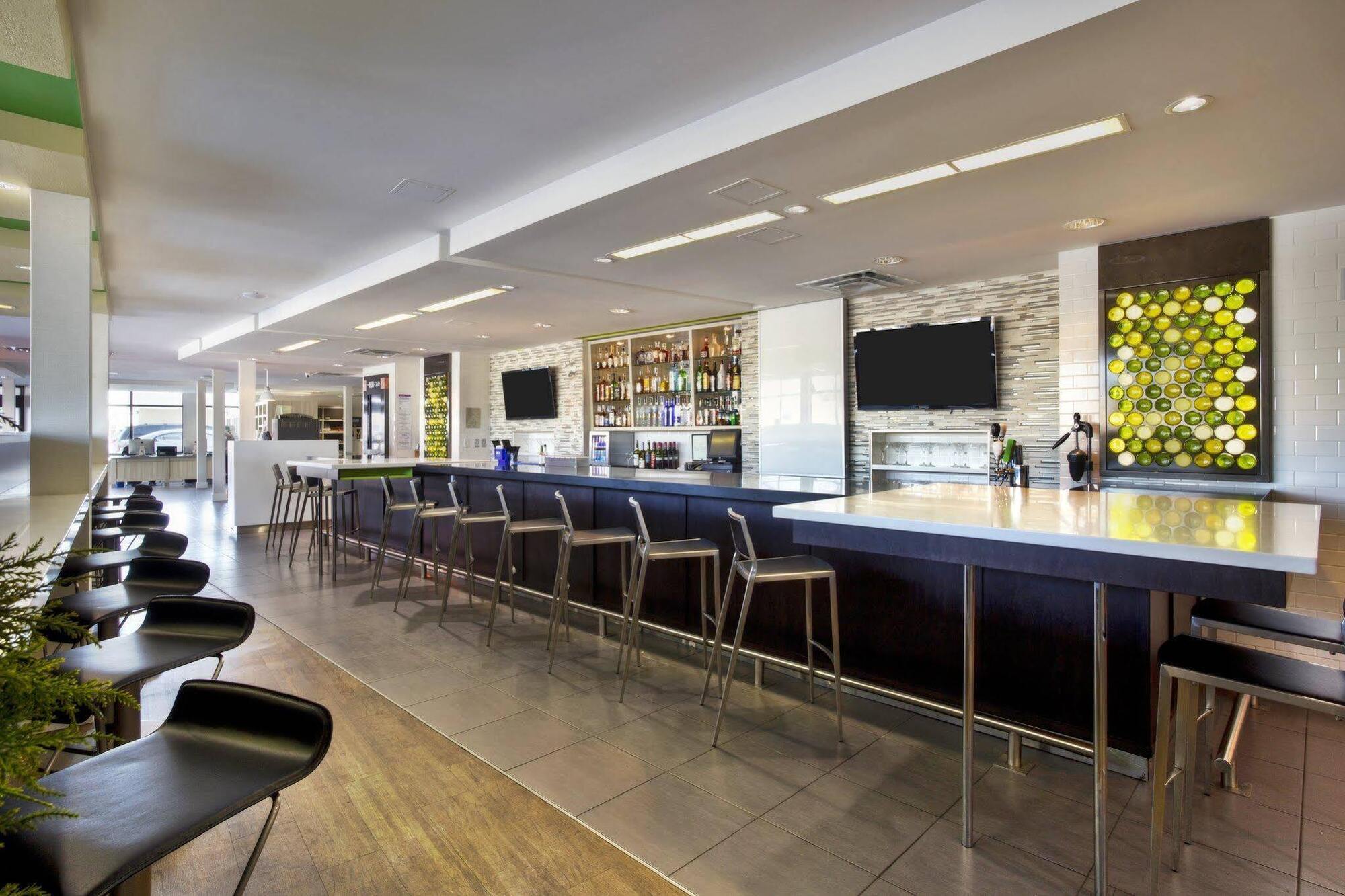 Holiday Inn Express Winnipeg Airport - Polo Park By Ihg Buitenkant foto