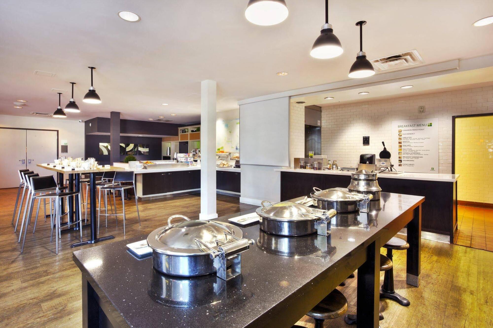 Holiday Inn Express Winnipeg Airport - Polo Park By Ihg Buitenkant foto